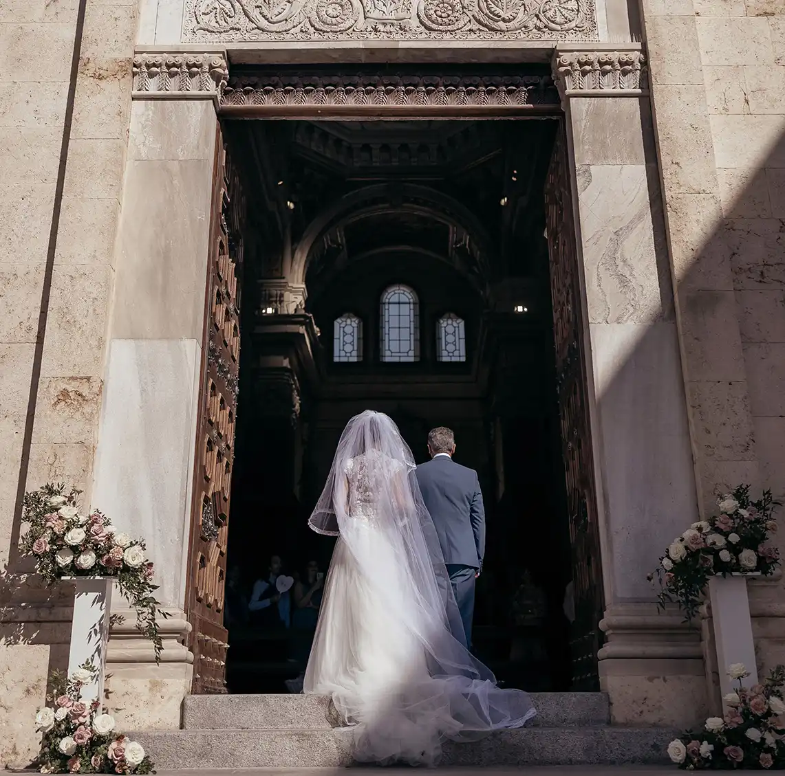 Italy wedding planners about bride’s entrance with her father in the cathedral